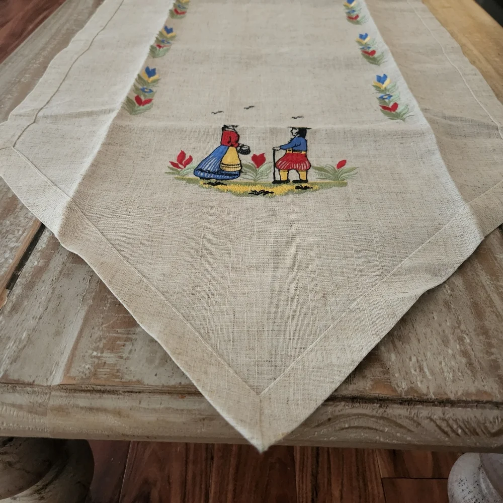 Rolande du Dreuilh Tablerunner Embroidery Flowers Nordic Country Scene France